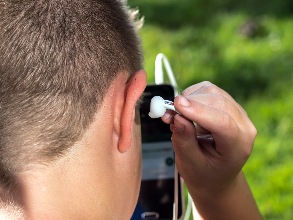 Man skal til at stikke høretelefoner i ørerne for at høre podcast.