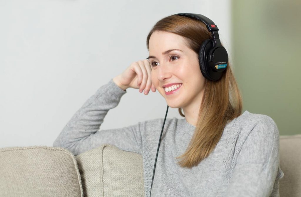 Kvinde lytter til podcast